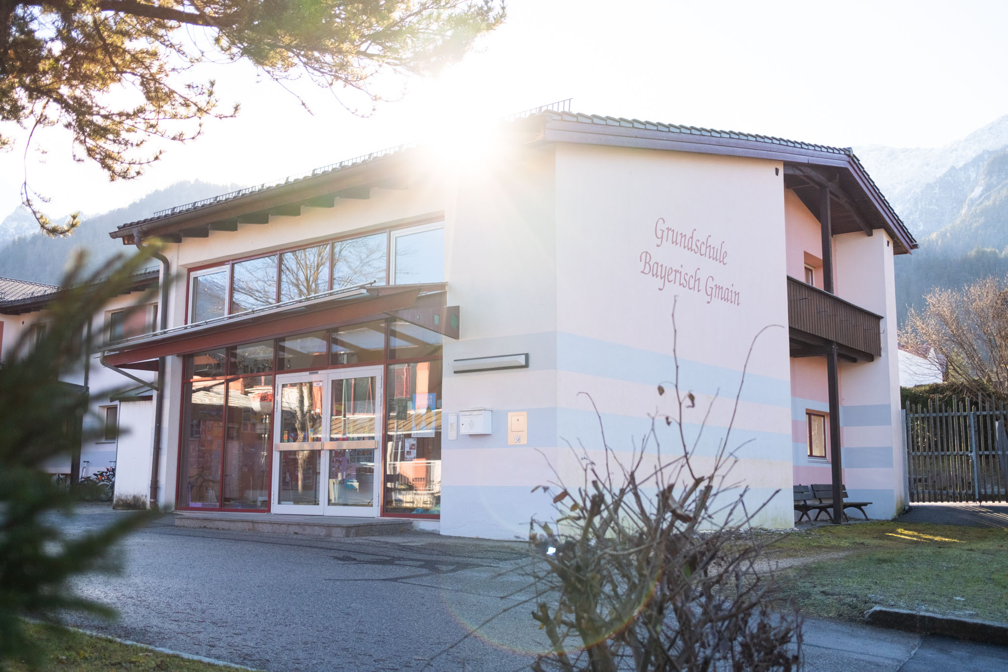 Die Grundschule in Bayrisch Gmain von vorne